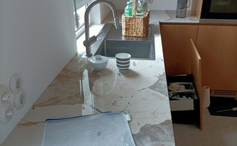 Holzküche mit Dekton Arbeitsplatten Khalo