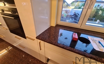 Granit Arbeitsplatte Rosso Balmoral mit Ceranfeld