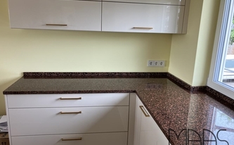 Montage der Granit Arbeitsplatten und Wischleisten Rosso Balmoral