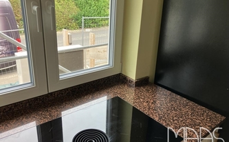 Küche in Bad Nauheim mit Granit Arbeitsplatten und Wischleisten Rosso Balmoral