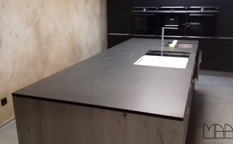 Moderne Küche in Bad Orb mit Granit Arbeitsplatte Devil Black