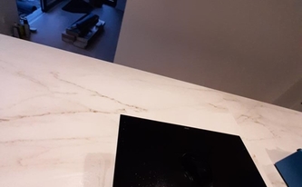 Ceranfeld in der Dekton Arbeitsplatte Rem