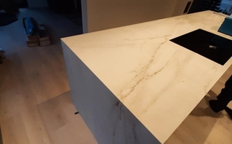 Dekton Arbeitsplatte Rem auf der Kücheninsel montiert