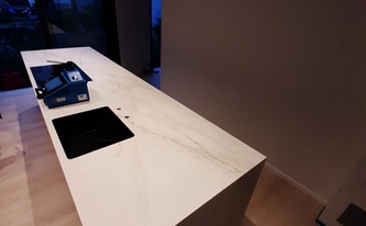 Spüle in der Dekton Arbeitsplatte Rem