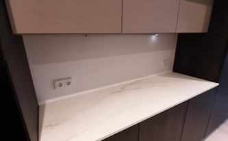 Küchenzeile mit Dekton Arbeitsplatte Rem