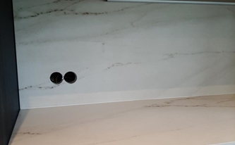 Dekton Arbeitsplatte und Rückwand Rem auf der Küchenzeile montiert