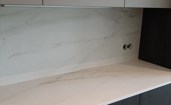 Dekton Rückwand Rem mit Steckdosenbohrungen