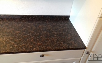 Satinierte Granit Arbeitsplatten und Sockelleisten Tan Brown