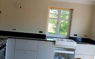 Küche in Bergen auf Rügen mit Granit Arbeitsplatten und Wischleisten Devil Black
