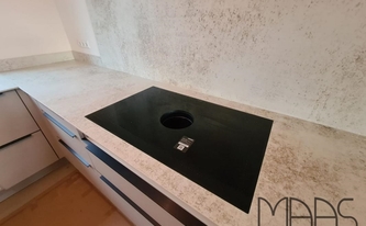 Ceranfeld in der Dekton Arbeitsplatte Nilium