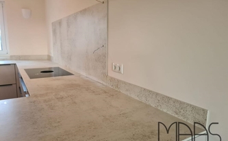 Küche in Bergheim mit Dekton Arbeitsplatten und Rückwand Nilium