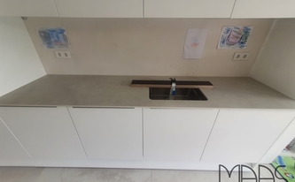 Küchenzeile mit Level Arbeitsplatte und Rückwand White Concrete 