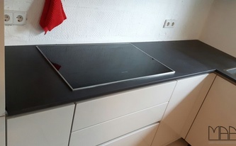 Kochfeld auf die Dekton Arbeitsplatten Sirius aufgesetzt