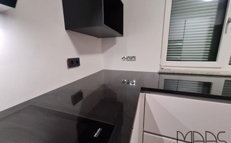 Granit Arbeitsplatten Nero Assoluto India in L-Küche montiert