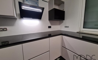 Montage der Granit Arbeitsplatten Nero Assoluto India in Bergisch Gladbach