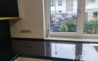 Granit Arbeitsplatte Nero Assoluto India unter dem Fenster montiert