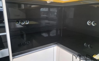 Küche in Bergisch Gladbach mit Granit Arbeitsplatten und Rückwände Nero Assoluto India