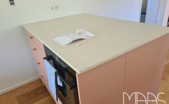 Dekton Arbeitsplatte Aeris auf der Kücheninsel montiert