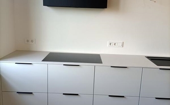 Küchenzeile in Berlin mit Caesarstone Arbeitsplatte 4001 Fresh Concrete