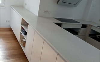 Küche in Berlin mit Compac Arbeitsplatten und Fensterbank Moon