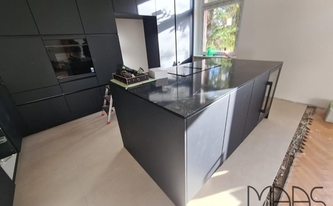 Kücheninsel mit der Compac Arbeitsplatte Unique Marquina