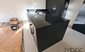 Küche in Berlin mit Compac Arbeitsplatten und Rückwände Unique Marquina