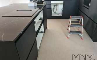 Montage der Compac Arbeitsplatten und Rückwände Unique Marquina in Berlin
