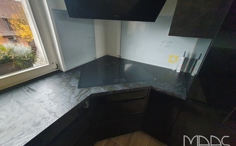 Ecke mit Schrägschnitt in der Dekton Arbeitsplatte Liquid Embers eingearbeitet