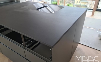 Dekton Arbeitsplatte Domoos auf der Kücheninsel montiert