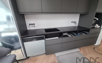 Küchenzeile mit Dekton Arbeitsplatte Domoos