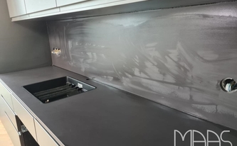 Küchenzeile mit Dekton Arbeitsplatte und Rückwand Domoos