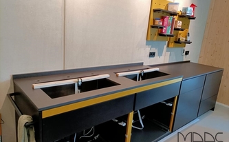 Montage der Dekton Arbeitsplatten und Wischleisten Sirius in Berlin