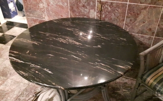 Naturstein Tischplatte mit gesägten und polierten Bogenschnitt