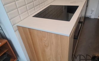 Caesarstone Arbeitsplatte 4001 Fresh Concrete mit Kochfeld
