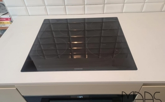 Kochfeld in der Caesarstone Arbeitsplatte 4001 Fresh Concrete