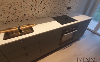 Montage in Berlin der Dekton Arbeitsplatte Zenith