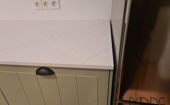 Landhausküche mit Silestone Arbeitsplatten Ethereal Glow