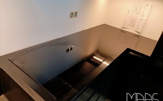 Ceranfeld in der Silestone Arbeitsplatte Negro Tebas
