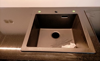 Spüle auf der Silestone Arbeitsplatte Negro Tebas