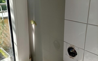 Auf Gehrung verklebte Glasrückwände RAL 7044 Seidengrau