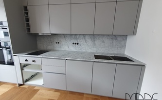 Küchenzeile in Berlin mit Marmor Arbeitsplatte und Rückwand Bianco Gioia Venatino