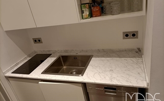 Mini Küchenzeile in Berlin mit Marmor Arbeitsplatte und Wischleisten Bianco Carrara C