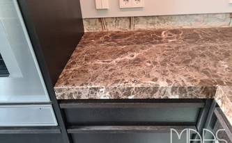 Marmor Arbeitsplatte Marron Emperador mit 6 cm Gehrungsschürzen