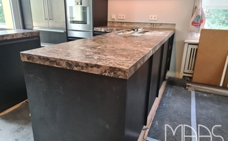 Montage der Marmor Arbeitsplatten Marron Emperador in Berlin