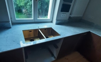 Ausklinkungen für das Fenster in der Marmor Arbeitsplatte Bianco Carrara