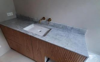 Montage der Marmor Waschtischplatte Bianco Carrara