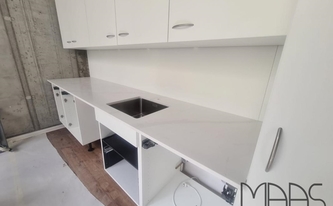 Küchenzeile in Berlin mit Silestone Arbeitsplatte Eternal Calacatta Gold