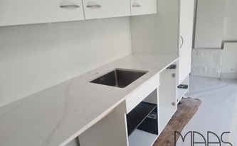 Montage der Silestone Arbeitsplatte Eternal Calacatta Gold in Berlin