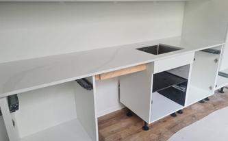 Montage in Berlin der Silestone Arbeitsplatte Eternal Calacatta Gold