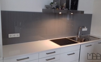 Silestone Arbeitsplatten Iconic White und Glasrückwand 